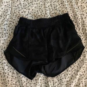 Lululemon hotty hot black camo shorts 2.5 length low rise
